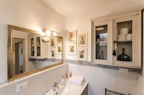 Chuveiro, secador de cabelo