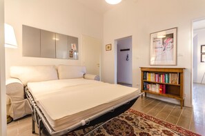 2 quartos, ferros/tábuas de passar roupa, Wi-Fi, roupa de cama
