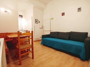 TV, offices - New and cozy flat in Via Mascarella (Bologna)