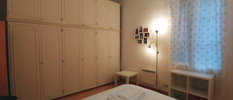 1 Schlafzimmer, Schreibtisch, WLAN, Bettwäsche