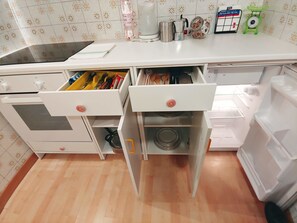 Kühlschrank, Mikrowelle, Ofen, Herdplatte