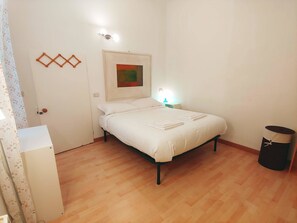 1 bedroom, desk, WiFi, bed sheets - New and cozy flat in Via Mascarella (Bologna)