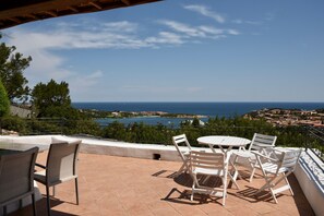 Outdoor dining - Beautiful Villa with private pool and Jacuzzi few steps from centre (Porto Cervo)