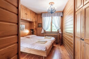 3 bedrooms, desk, iron/ironing board, WiFi