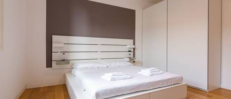 1 bedroom, desk, WiFi, bed sheets
