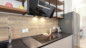 Jääkaappi, mikroaaltouuni, astianpesukone, leivänpaahdin