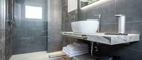 Douche, articles de toilette (gratuits), séchoir à cheveux