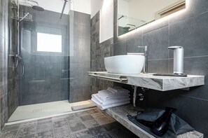Dusche, kostenlose Toilettenartikel, Haartrockner, Handtücher