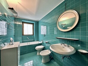 Een douche, een haardroger, handdoeken