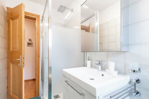 Chuveiro, secador de cabelo, toalhas de banho 