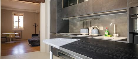 Fridge, oven, stovetop, dishwasher