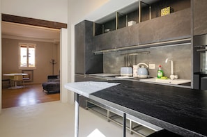 Kühlschrank, Ofen, Herdplatte, Geschirrspüler