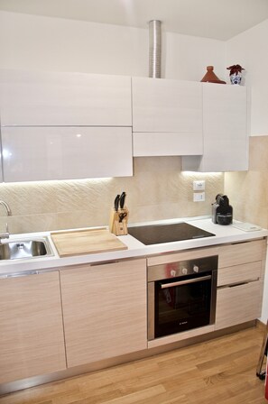 Kühlschrank, Mikrowelle, Ofen, Herdplatte