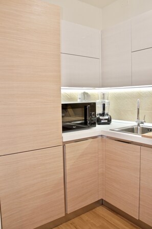 Réfrigérateur, micro-ondes, four, plaque de cuisson