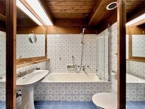 Dusj, hårføner og håndklær