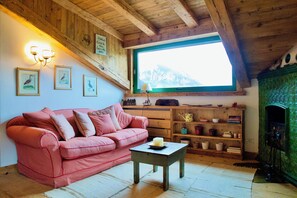 Televisión, chimenea y oficina 