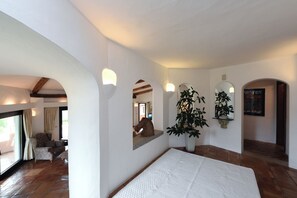 7 bedrooms, iron/ironing board, WiFi, bed sheets