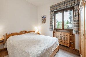 2 bedrooms, desk, iron/ironing board, WiFi