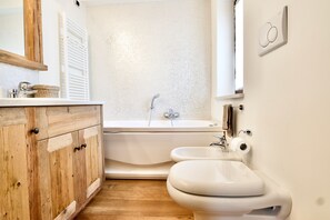 Douche, séchoir à cheveux, serviettes fournies