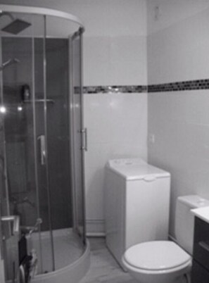 Shower, toilet paper - Sea viewStudio ROYAN 50m from the beach 4pers private parking  (Royan)
