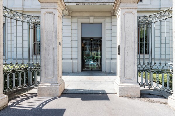 Exterior detail - Luxury 2bed/2bath with private car park (Milano)