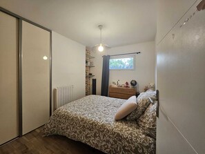 3 makuuhuonetta, silitysrauta/-lauta, ilmainen Wi-Fi, vuodevaatteet