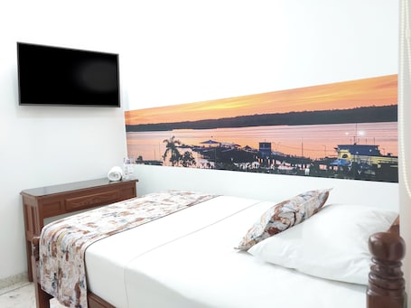 Ropa de cama de alta calidad, muebles diferentes y escritorio