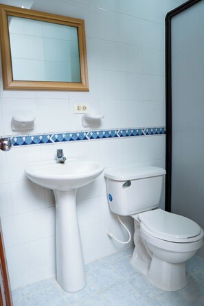 Double Room Single Use, Private Bathroom | Bathroom | Towels, soap, toilet paper - HOTEL STEVEN (Buenaventura)