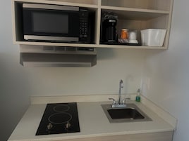Habitación, 2 camas de matrimonio, no fumadores (Efficiency) | Escritorio