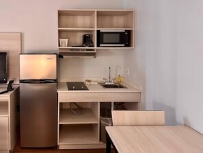Room, 1 King Bed, Non Smoking (Efficiency) | Desk - Suburban Studios East Syracuse Carrier Circle (East Syracuse)