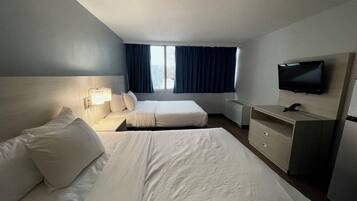 Phòng, 2 giường cỡ queen, không hút thuốc (Efficiency) | Bàn