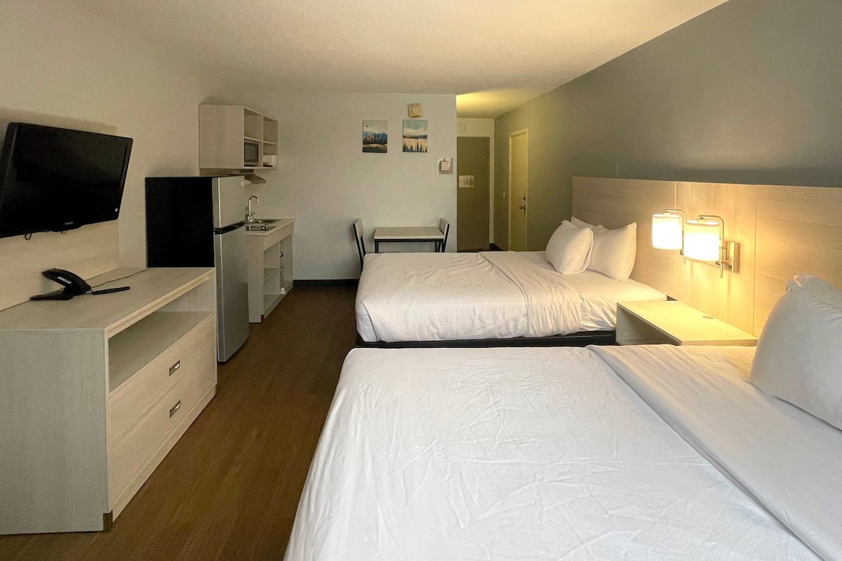 Huone, 2 keskisuurta parisänkyä, tupakointi kielletty (Efficiency) | Työpöytä