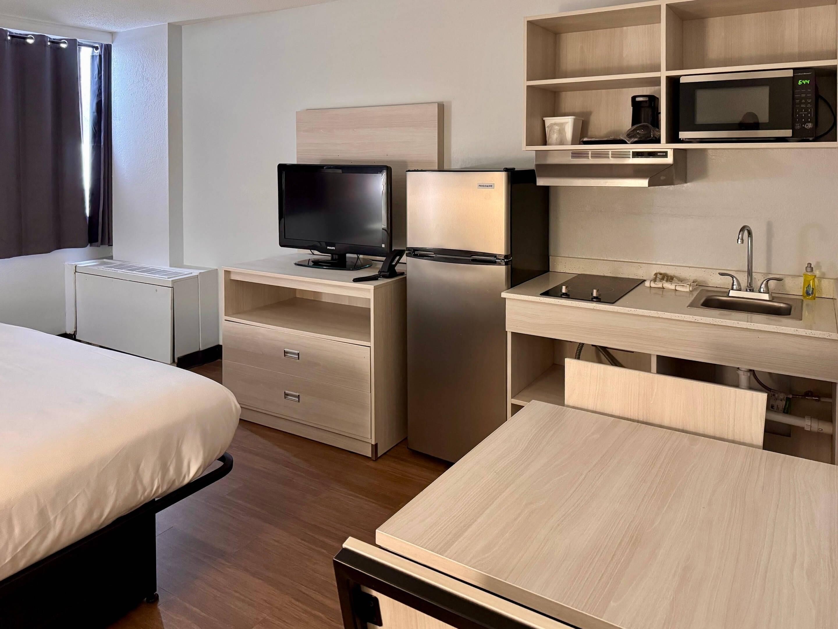 Habitació, 1 llit de matrimoni gran, no fumadors (Efficiency) | Escriptori 