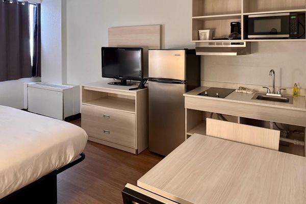 Room, 1 King Bed, Non Smoking (Efficiency) | Desk