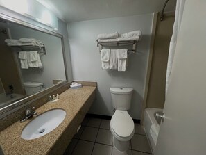 Huone, 2 keskisuurta parisänkyä, tupakointi kielletty (Efficiency) | Kylpyhuone