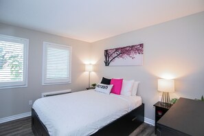 1 soverom, strykejern/-brett, internettilgang og sengetøy