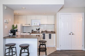 Fridge, microwave, oven, stovetop - Mountainside Retreat - Ski in/out - Endless Coffee (The Blue Mountains)