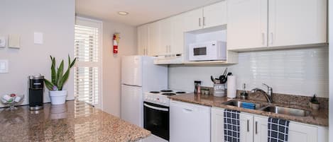 Réfrigérateur, four à micro-ondes, un four, surface de cuisson