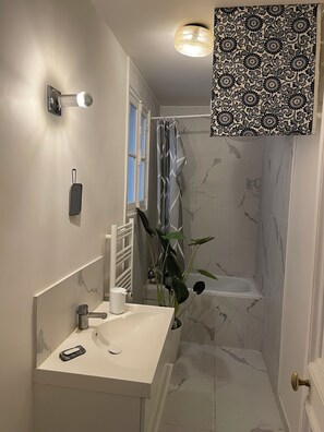 Handtücher, Seife, Shampoo, Toilettenpapier
