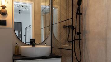 Appartamento Comfort | Bagno | Asciugamani, sapone, shampoo, carta igienica