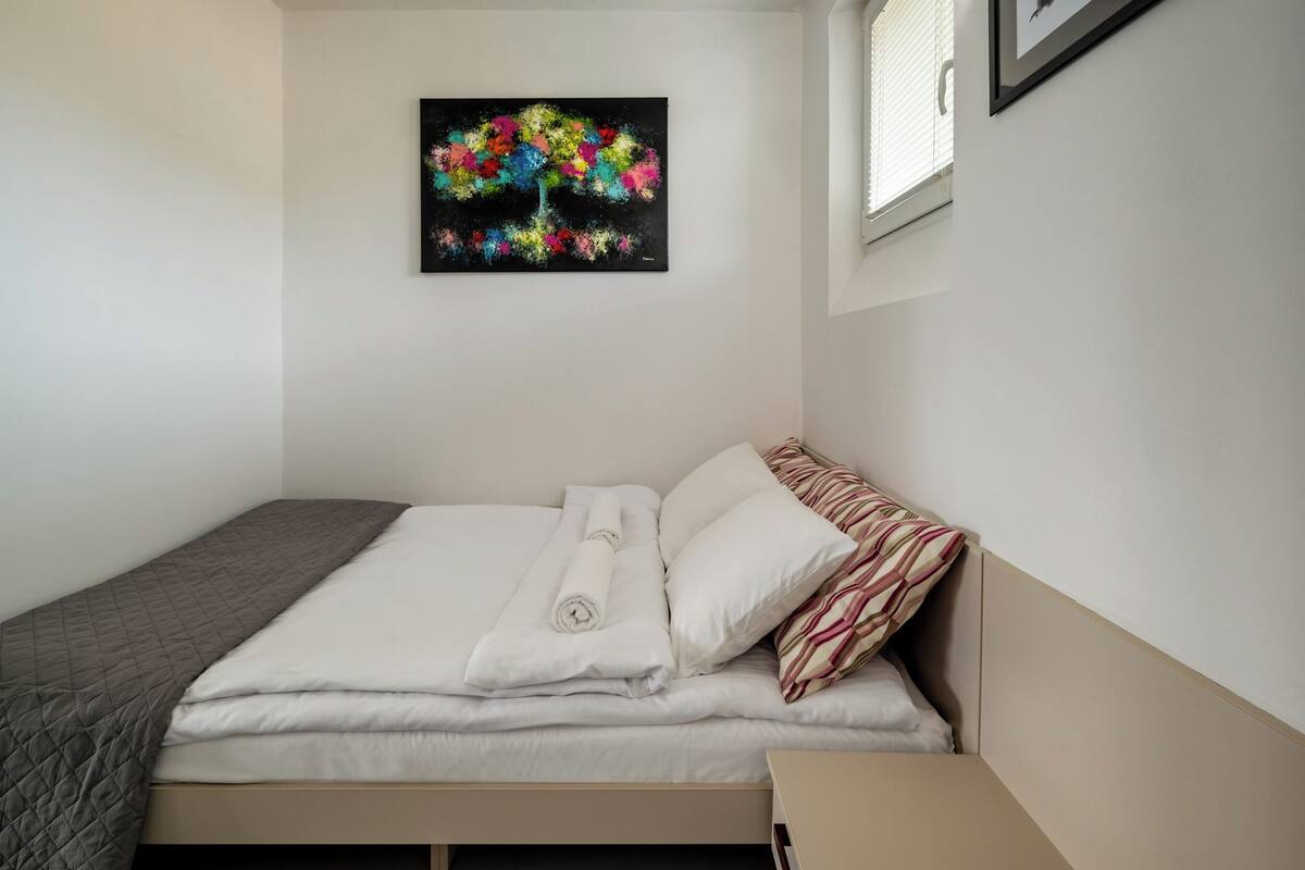 Apartment | Iron/ironing board, WiFi (free), bed sheets