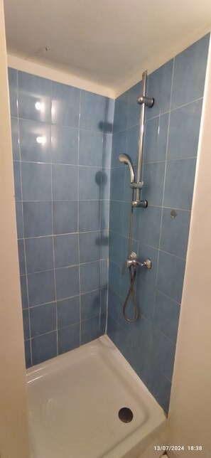 Een haardroger, zeep, shampoo