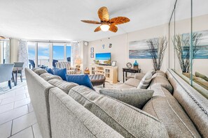 コンドミニアム ベッド (複数台) (Dunes of Panama 2104E) | リビング エリア | テレビ