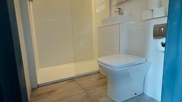 Douche, serviettes fournies, savon, shampoing
