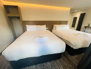 Deluxe-Vierbettzimmer, Nichtraucher, Stadtblick | Schreibtisch, schallisolierte Zimmer, kostenloses WLAN