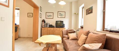 Fernseher, DVD-Player, Stereoanlage