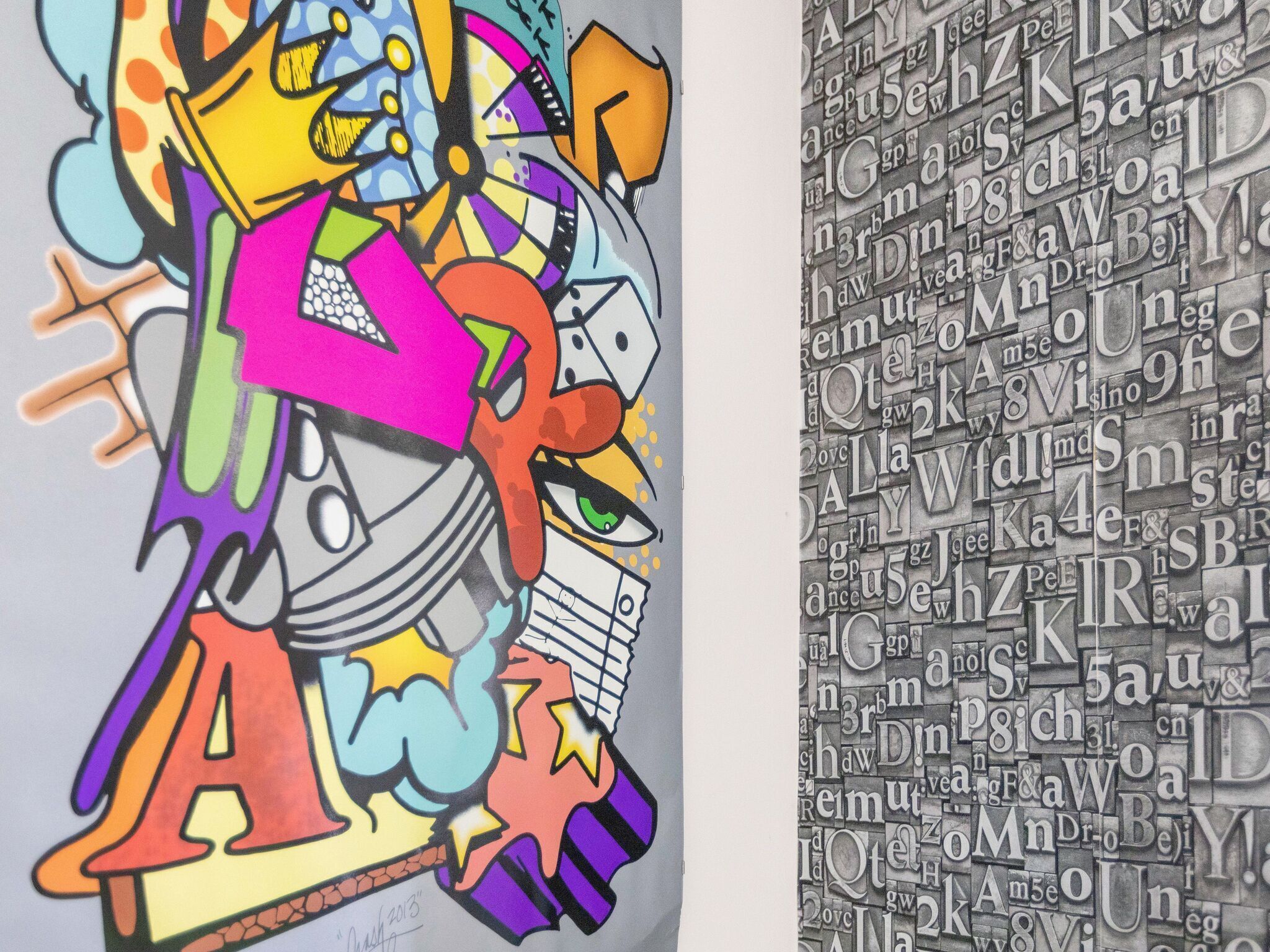 Een kleurrijke graffiti kunstwerk met opvallende letters en abstracte vormen.