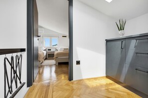 2 slaapkamers, een strijkplank/strijkijzer, gratis wifi, beddengoed