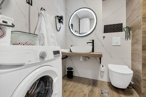 Een douche, een haardroger, handdoeken