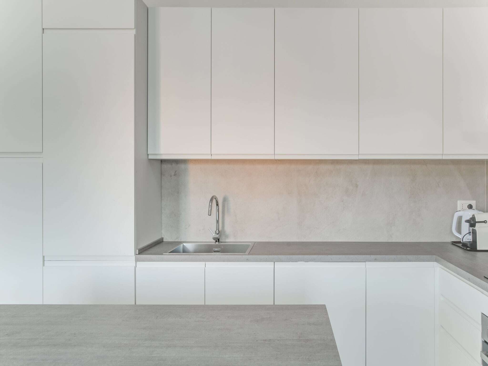 Réfrigérateur, micro-ondes, plaque de cuisson, lave-vaisselle